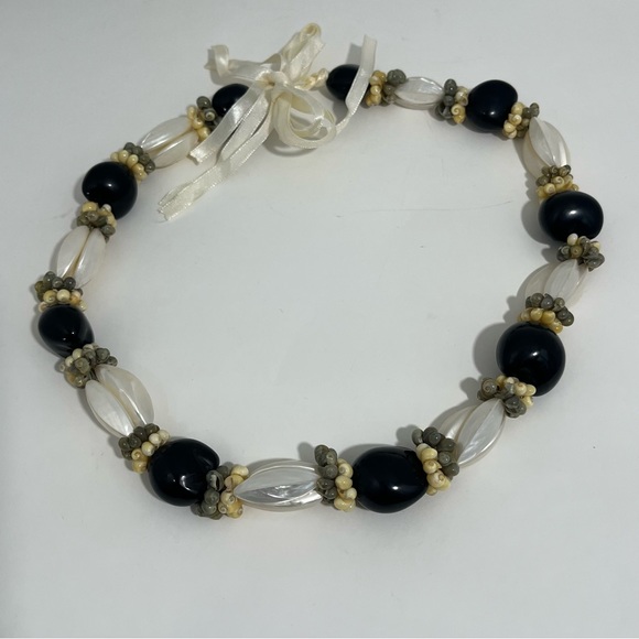 VTG Mini Shell & Lucite Chunky Ribbon Tie Necklace - Picture 1 of 13